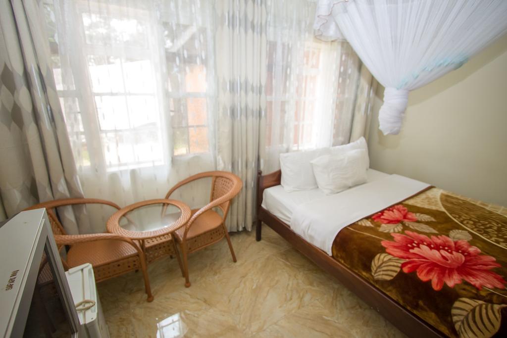 Jinja Safari Hotel Exterior photo