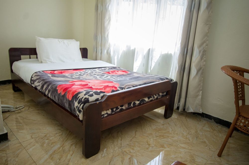 Jinja Safari Hotel Exterior photo